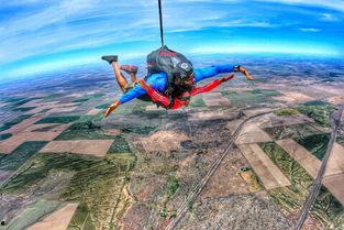 银川女孩跳伞吃瓜,跳伞赏景，意外成为“吃瓜群众”焦点