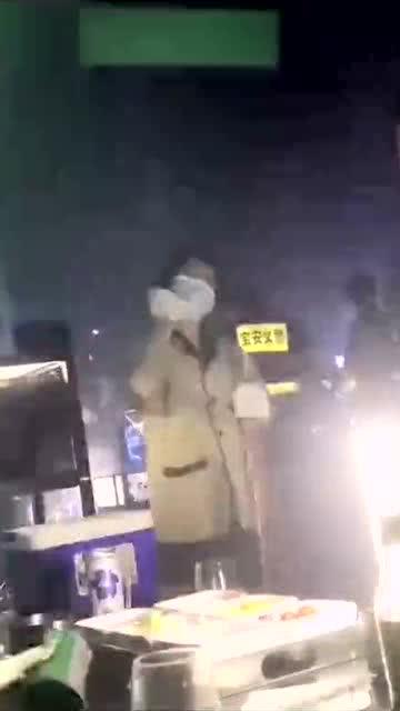 街边吃瓜阿姨,见证市井百态的民间观察者