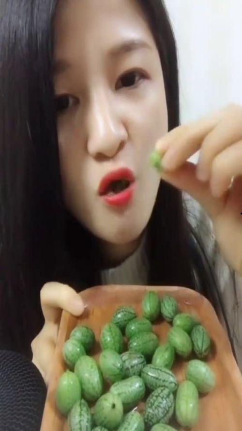 烟欲美人吃瓜,一场别开生面的烟欲盛宴