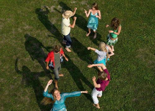 草地跳舞吃瓜,一起跳舞吃瓜的悠闲生活