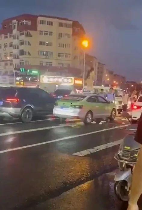 女子车顶跳舞吃瓜